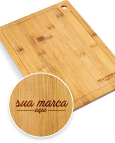 Tábua de churrasco de madeira retro vazia sobre uma mesa quadrada. Perfeita para um momento de lazer em família. Design contemporâneo e tradicional para um churrasco perfeito. Ideal para escrever e cortar carnes. Adquira já a sua!
