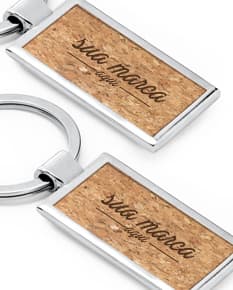 Chaveiro de metal dourado com design elegante e seguro. Ideal para manter suas chaves sempre organizadas e protegidas. Perfeito para negócios e presentes. Compre já o seu!