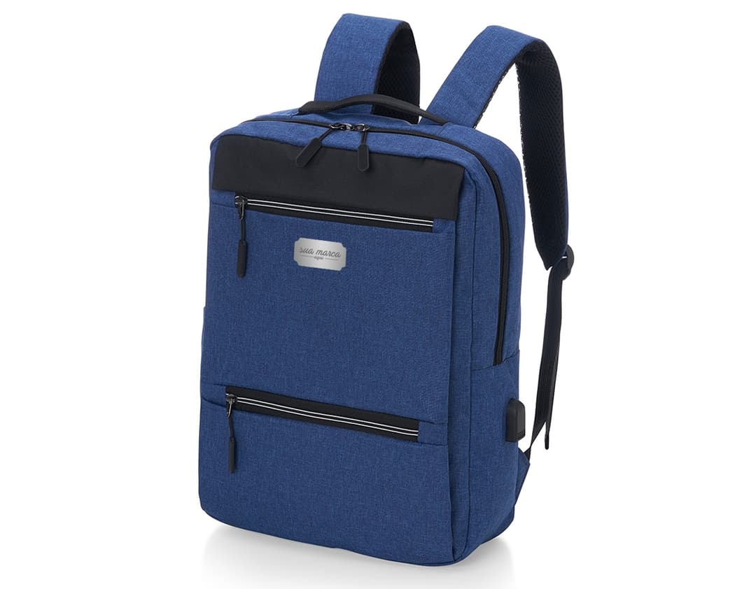 Mochila preta de couro moderna para viagens de negócios e estilo pessoal. Confeccionada em material de alta qualidade com fecho em zíper, perfeita para armazenar seus pertences com segurança e elegância. Ideal para executivos e profissionais que buscam praticidade e sofisticação em suas jornadas. Adquira já a sua e esteja preparado para suas próximas aventuras com muito estilo.