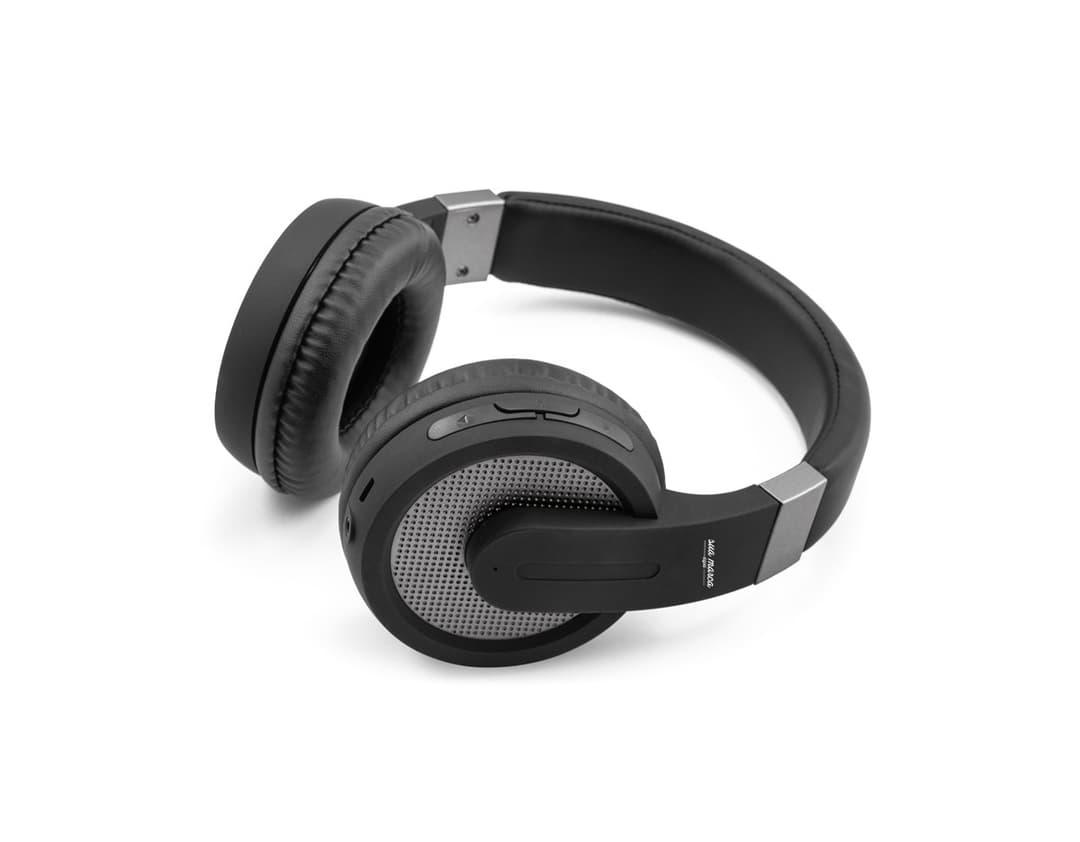 Fones de ouvido modernos em metal prateado e preto, com tecnologia Bluetooth 5.0 e microfone integrado. A imagem mostra um único fone de ouvido segurado por uma mão masculina, com detalhes em cromo, design elegante e aparência profissional.
