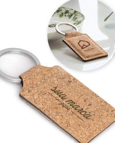 Chaveiro de cortiça artesanal - Perfeito para quem busca brindes originais e sustentáveis. Feito com material natural e resistente, ideal para personalização. Adicione um toque gourmet ao seu evento com esse brinde exclusivo. Leve, prático e cheio de estilo. Dê um toque de sofisticação e consciência ambiental ao seu negócio.