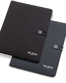 Pasta executiva de couro para laptop, perfeita para os negócios. Ideal para manter seus documentos organizados no escritório ou em trânsito. Seu design elegante e sofisticado é adequado para profissionais que desejam se destacar. Mantenha seus documentos importantes sempre por perto com esta pasta executiva de alta qualidade.