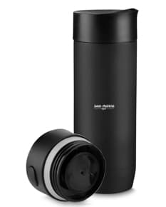 Copo de 450ml em plástico isolado para armazenamento de líquidos. Prático e versátil, ideal para levar onde quiser. Perfeito para uso individual. Acompanha tampa para manter sua bebida sempre fresca. Garanta já o seu!