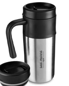 Caneca 450ml em metal prateado para café, chá ou outras bebidas. Perfeita para servir sua bebida favorita de forma elegante e prática. Ideal para uso doméstico ou no escritório. Adquira já a sua! #Caneca450ml #Brinde #Café #Chá #Qualidade