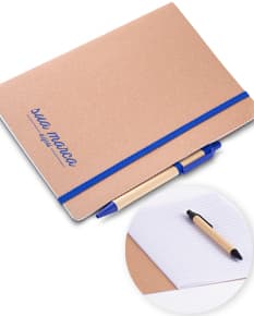 Bloco de anotações com caneta: a ferramenta essencial para o seu dia a dia de estudos ou trabalho. Feito em couro sintético de alta qualidade, é perfeito para manter suas anotações organizadas. Ideal para escola, faculdade ou escritório. Nunca mais se esqueça de anotar suas ideias e compromissos! Adquira já o seu.