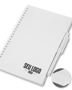 Notebook de papel em branco no escritório com uma caneta, ideal para anotações de negócios, lembretes e organização.