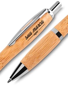 Caneta de bambu em fundo branco.