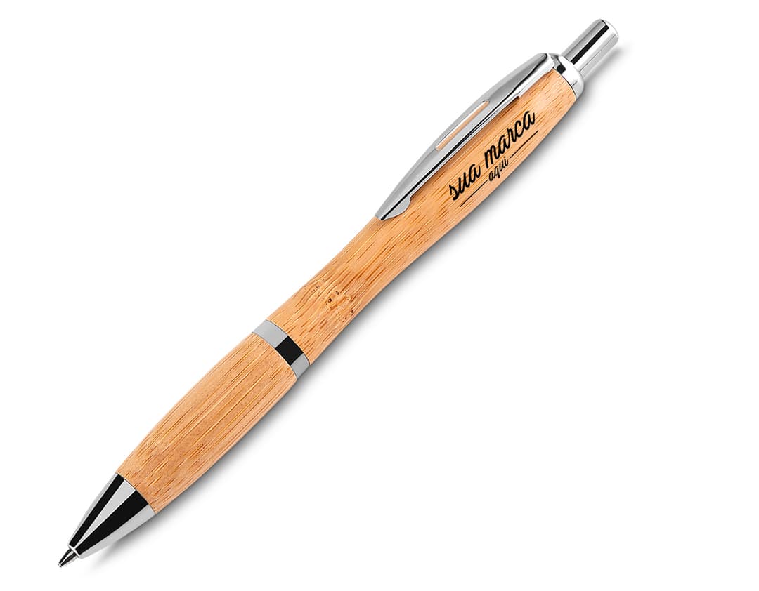 Caneta de bambu em fundo branco.