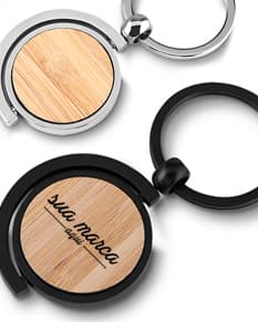 Chaveiro brilhante e elegante para personalizar com sua marca. Perfeito para brindes de negócios. Foto em close-up, isolado, com reflexo e sombra. Adquira o seu agora!