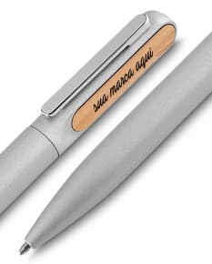 Caneta de metal com lâmina afiada e cabo em plástico cromado. Ideal para assinar documentos e uso no escritório. Instrumento metálico de alta qualidade, resistente e durável. Com design moderno e elegante, esta caneta é perfeita para presentear. Adquira já a sua!
