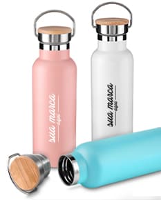 Garrafa de 500ml, feita de vidro transparente e plástico na tampa, contendo líquido dentro. O rótulo é branco e limpo, com design simples. Objeto de higiene e cuidado, adequado para uso em banheiros e spas.