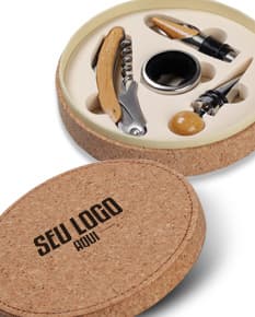 Kit vinho premium em embalagem elegante e charmosa. Ideal para presentear ou impressionar em eventos especiais. Composto por um abridor de garrafas, cortador de cápsulas, tampão de borracha e anel anti-gotas. Design sofisticado e funcional, perfeito para amantes da enologia. Adquira já o seu e desfrute de momentos inesquecíveis. Ideal para brindes corporativos e celebrações. Garanta o seu kit vinho completo e elegante agora mesmo!