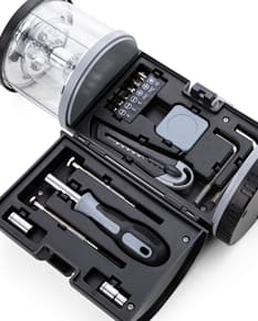 Kit de ferramentas completo com lanterna para te auxiliar em qualquer situação. Feito com materiais de alta qualidade como plástico, alumínio e aço, este equipamento é essencial para todos os momentos. Nunca mais fique na mão, tenha sempre o seu kit por perto. Ideal para indústrias, químicas e fabricantes. Adquira já o seu!