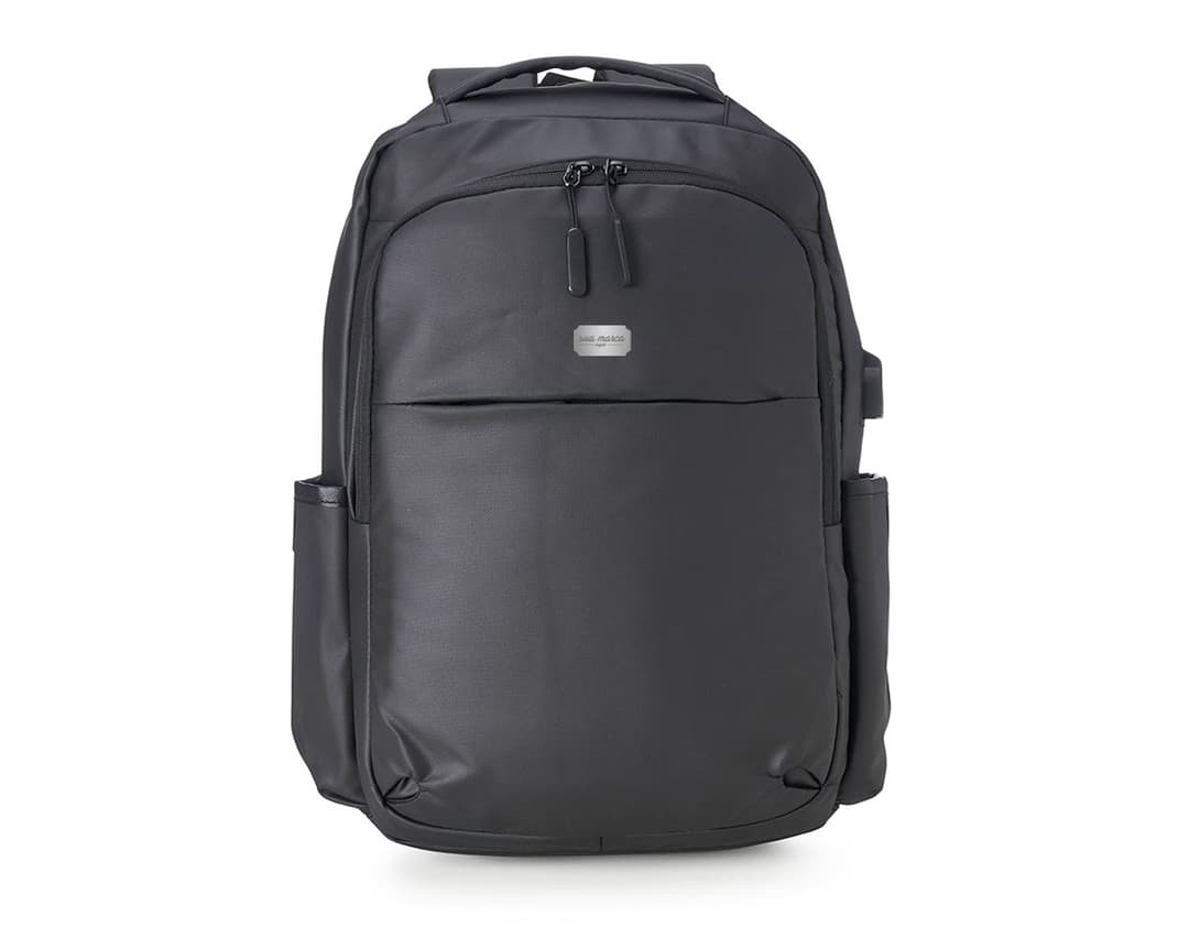 Mochila em couro sintético, ideal para viagens a trabalho ou lazer. Resistente, com alça ajustável e diversos compartimentos, perfeita para quem busca estilo e praticidade. Leve seus pertences com segurança e elegância!