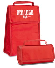 Bolsa térmica dobrável em formato 3D, vazia e aberta, com design moderno e clean. Está sobre uma mesa ao lado de um computador, um notebook e um dispenser de sabonete. A imagem contém elementos como embalagem de plástico, papel em branco, ícones de tecnologia e etiquetas de informação.