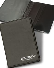 Porta Documentos em Couro - Acessório de Luxo para Escritório e Negócios. Mantenha seus documentos organizados com elegância e estilo. Ideal para reuniões e viagens de negócios. Confeccionado em couro premium, possui design moderno e espaçoso para acomodar suas necessidades. Adquira o seu agora e mostre sofisticação em todos os momentos.