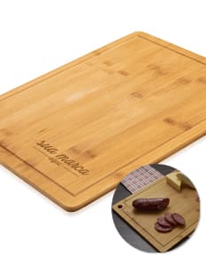 Tábua de corte com canaleta de madeira - ideal para preparar suas refeições com praticidade. Feita de material tradicional, essa tábua é perfeita para uso culinário. A canaleta evita que os líquidos escorram, mantendo sua área de trabalho limpa. Adquira já a sua e tenha mais facilidade na cozinha!