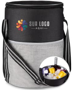 Bolsa térmica isolada em couro sintético para armazenar alimentos e bebidas de forma prática e segura. Ideal para manter seus itens frescos por mais tempo. Perfeito para viagens, trabalho ou passeios ao ar livre. Mantenha-se sempre preparado com essa bolsa térmica de alta qualidade. Garanta a sua!