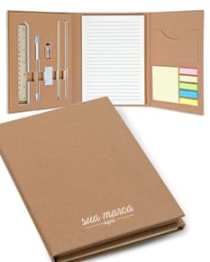Bloco de notas de bambu de 15cm com caneta, em um design vintange e retrô. Feito de material isolante e construção de papel, ideal para escritório, escola ou uso em casa. Possui espaço vazio para escrever notas e mensagens, com um visual moderno e elegante. O kit inclui um bloco de notas, caneta e thumbtack preto. Cores predominantes são o marrom e o amarelo, com detalhes em preto, combinando perfeitamente com a decoração de qualquer ambiente. Perfeito para organização e planejamento, além de ser um ótimo item de papelaria.