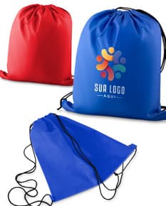 Sacola mochila nylon 210gr sobre um fundo branco, com um notebook, torradeira, papel em branco e outros objetos de cozinha e escritório ao redor. A imagem possui um design 3D e é ideal para representar negócios, presentes, comunicação e vendas.