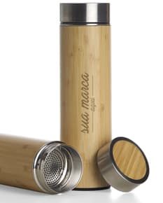 Garrafa Bambu 500ml - Perfeita para brindes corporativos, esta garrafa de 500ml combina elegância e sustentabilidade. Feita com bambu e metal, possui design moderno e sofisticado. Ideal para armazenar bebidas e manter a temperatura por mais tempo. Adquira já a sua!