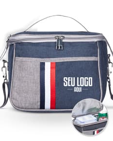 Bolsa térmica 7,6 litros em couro marrom com alça ajustável. Ideal para viagens de negócios ou lazer, mantendo seus alimentos e bebidas na temperatura ideal. Seu design moderno e retro a tornam uma peça versátil e estilosa para todas as ocasiões. Perfeita para quem busca praticidade e elegância em um único acessório. Garanta já a sua!