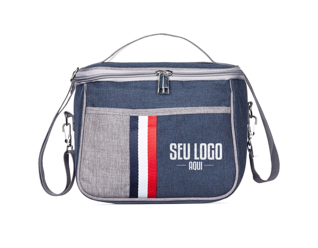 Bolsa térmica 7,6 litros em couro marrom com alça ajustável. Ideal para viagens de negócios ou lazer, mantendo seus alimentos e bebidas na temperatura ideal. Seu design moderno e retro a tornam uma peça versátil e estilosa para todas as ocasiões. Perfeita para quem busca praticidade e elegância em um único acessório. Garanta já a sua!