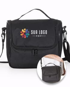 Bolsa térmica 8,5 litros em couro moderna e prática. Ideal para manter seus alimentos e bebidas na temperatura ideal durante suas viagens, picnics ou passeios. Com alça e alça de ombro ajustável para facilitar o transporte. Essencial para quem busca praticidade e estilo. Adquira já a sua na nossa loja online de brindes personalizados.