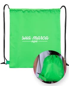 Mochila saco com alças de poliéster preto, com design moderno e estilo artístico. Possui conexão de fio, curvas e formas em tons de roxo, rosa e preto. Ideal para transportar equipamentos e objetos de forma prática e estilosa.