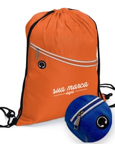 Mochila Saco vintagem em poliéster marrom antigo, com design de folha de papel vazio e textura envelhecida. O objeto possui etiqueta de venda amarelada, alça de corda e fecho de cordão, dando um estilo retro e grunge. Ideal para uso como acessório de moda ou para compras.
