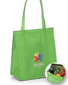 Sacola TNT térmica de 18 litros para compras no shopping. Aproveite a promoção de vendas e garanta já a sua! Ideal para carregar suas compras e manter tudo fresco. Feita com material resistente e com alça confortável para transportar. A melhor opção para quem busca praticidade e estilo na hora das compras. Aproveite esta embalagem isotérmica para presentear alguém especial. Compre agora e garanta esse item exclusivo para suas compras diárias.