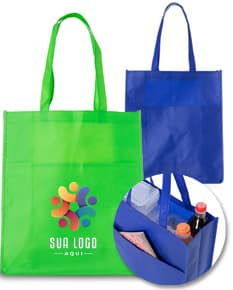 Sacola colorida de tecido TNT com bolso, em tons de rosa e amarelo. Ideal para compras em lojas, presentes e embalagens de produtos. Elegante e moderna, perfeita para celebrar aniversários, feriados e datas especiais.