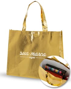 Sacola TNT Metalizada com Fecho em formato de bolsa de compras, na cor marrom e detalhes em preto. Feita em couro sintético, possui alça de mão e fecho de zíper. Ideal para compras, presente ou uso pessoal. Imagem representativa de elegância e luxo.
