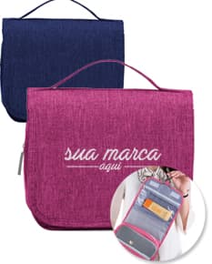 Necessaire organizadora em nylon preto, ideal para guardar bolsas, carteiras, documentos e objetos pessoais. Possui gancho para pendurar, fecho de zíper e compartimentos internos para organizar chaves, dinheiro e dispositivos eletrônicos. Textura resistente e design elegante, perfeita para viagens e uso diário.