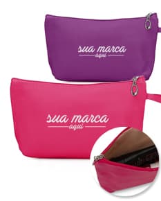 Nécessaire PVC Impermeável - Ideal para quem deseja estar sempre elegante e organizado. Perfeito para levar seus itens essenciais com muito estilo e praticidade. Confeccionado em material resistente, com design moderno e alça para facilitar o transporte. Adquira já o seu!