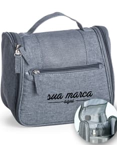Necessaire em sarja, perfeita para organizar seus itens com estilo. Ideal para viagens ou uso do dia a dia, esse acessório elegante e moderno é um item essencial para quem busca praticidade e sofisticação. Com alça e acabamento em couro, essa bolsa é um mix de clássico e contemporâneo. Adquira já a sua!