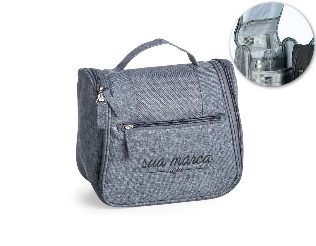 Necessaire em sarja, perfeita para organizar seus itens com estilo. Ideal para viagens ou uso do dia a dia, esse acessório elegante e moderno é um item essencial para quem busca praticidade e sofisticação. Com alça e acabamento em couro, essa bolsa é um mix de clássico e contemporâneo. Adquira já a sua!