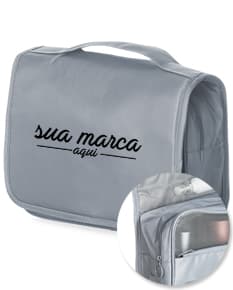 Necessaire de nylon oxford marrom com design vintage e textura grunge. Item vazio, fechado com ziper e alça para transporte, ideal para armazenar dinheiro, cartões, notas e objetos pessoais. Elegante e prático para uso diário.