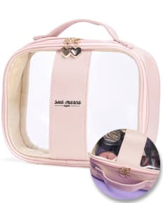 Nécessaire PVC Grande na cor rosa, feita em couro e metal. Possui um único compartimento com fechadura, perfeito para guardar acessórios de maquiagem e objetos de luxo. Ideal para ser levada em viagens ou como um elegante item de moda.