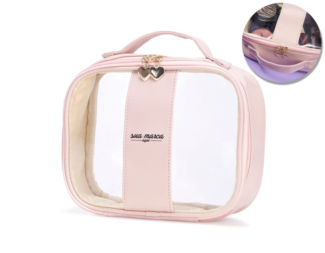 Nécessaire PVC Grande na cor rosa, feita em couro e metal. Possui um único compartimento com fechadura, perfeito para guardar acessórios de maquiagem e objetos de luxo. Ideal para ser levada em viagens ou como um elegante item de moda.