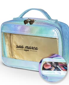 Nécessaire sintética de luxo para viagem, ideal para guardar seus pertences com estilo e praticidade. Perfeita para viagens de férias ou negócios. Confeccionada em plástico resistente e com acabamento brilhante, possui design fashion e retrô. Garanta já a sua!