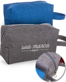 Nécessaire de Nylon: o acessório perfeito para quem busca praticidade e estilo. Com design moderno, em material resistente e elegante, ideal para o dia a dia. Seja no trabalho, em viagens ou no dia a dia, essa bolsa é perfeita para organizar seus itens com segurança. Adquira já a sua!