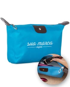 Necessaire de Poliéster - Ideal para organizar seus pertences de forma prática e elegante. Perfeito para viagens ou para o dia a dia. Aproveite a promoção de desconto e garanta já a sua! Nunca mais fique sem seus itens essenciais à mão.