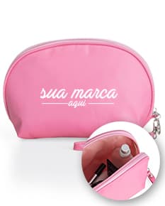 Nécessaire nylon brilhante e moderna, ideal para organizar seus acessórios de forma elegante. Design fashion em plástico resistente, perfeita para levar na bolsa. Versátil e luxuosa, mantém seus pertences seguros e organizados. Adquira a sua agora e tenha estilo em qualquer lugar!