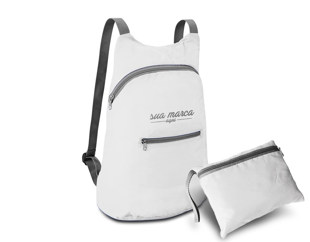 Mochila dobrável de couro preto, com alça de ombro e fecho de zíper. Vazia e pronta para ser usada, perfeita para viagens ou compras. Elegante e moderna, ideal para carregar objetos pessoais com estilo e praticidade.