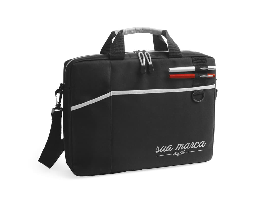 Fotografia de uma pasta preta para notebook de 15,6 polegadas, feita em couro 600D almofadado, com alça, fecho de zíper, botão de metal e bloqueio. O acessório possui um design elegante e moderno, indicado para viagens de negócios e uso pessoal.