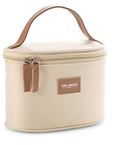 Nécessaire de alumínio com design retro e acabamento em couro, ideal para armazenar seus itens de higiene pessoal com estilo e elegância. Possui tampa com alça para fácil transporte e é perfeito para viagens. Mantenha seus produtos organizados com este necessaire exclusivo.