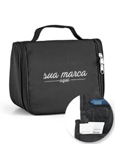Nécessaire em couro preto moderno para homens e mulheres. Ideal para viagens de negócios ou lazer. Com alça ajustável e fecho de zíper, é o acessório perfeito para organizar seus pertences com estilo e praticidade. Adquira já o seu!