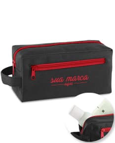 Necessaire 600D com alça lateral frontal em material resistente, preto, moderno e espaçoso para armazenar e transportar diversos objetos de higiene e beleza.