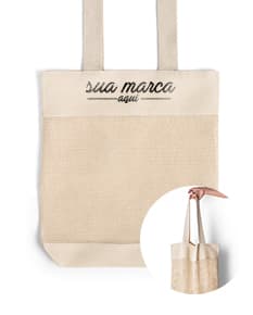 Sacola de algodão 180g, com malha de algodão. Embalagem vazia de papelão marrom, utilizada para compras, contendo etiqueta amarela e laço de fita. Estilo vintage, com design retrô e grunge, proporcionando um aspecto antigo e desgastado. Ideal para transporte de objetos e presentes, com espaço interno para armazenamento.